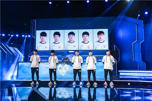 舞台上崭露 舞台上崭露